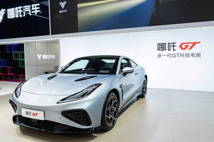 佛山29哪吒汽车在智能汽车领域的表现，领途汽车在新能源汽车市场中的影响力